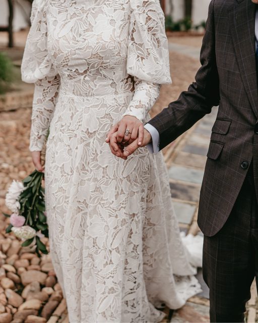 Siempre vale la pena dejarlo todo en manos del amor ❤️

@carloscarrenodesign 
@marisa.rubioborrego 
@haciendaatalaya 
@lolacateringcarmona 
@elmaletindeguada 
@adaraapeluqueria 
@pronovias 
@bund_company